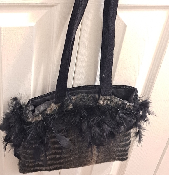 Touche Designs Handbags - Touche Designs Black Ostrich Feather & Faux Fur Bag